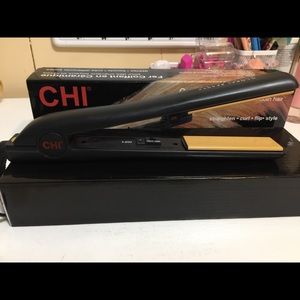 🌸 BRAND NEW CHI STRAIGHTNER 🌸